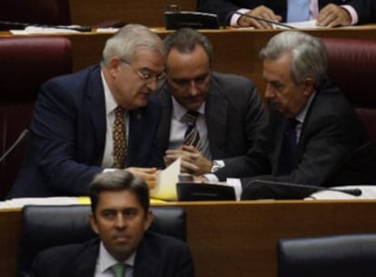 El nuevo portavoz del grupo popular valenciano, Rafael Maluenda, ocupa la silla de Costa, junto a Asencio y Alberto Fabra. Delante, Rambla