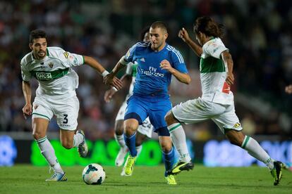 Benzema rodeado de rivales.