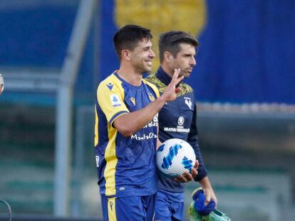 Giovanni Simeone marca con los cuatro dedos los cuatro tantos que le hizo al Lazio el domimgo pasado. EFE/EPA/EMANUELE PENNACCHIO