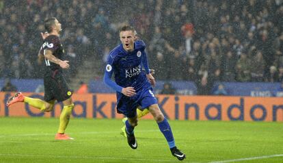 Vardy celebra uno de sus tres goles ante el City.