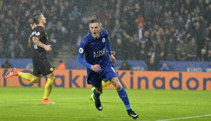 Vardy celebra uno de sus tres goles ante el City.