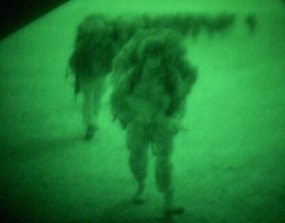 Foto, realizada con c&aacute;mara de visi&oacute;n de nocturna, de un soldado brit&aacute;nico durante la guerra de Irak.