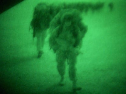 Foto, realizada con c&aacute;mara de visi&oacute;n de nocturna, de un soldado brit&aacute;nico durante la guerra de Irak.