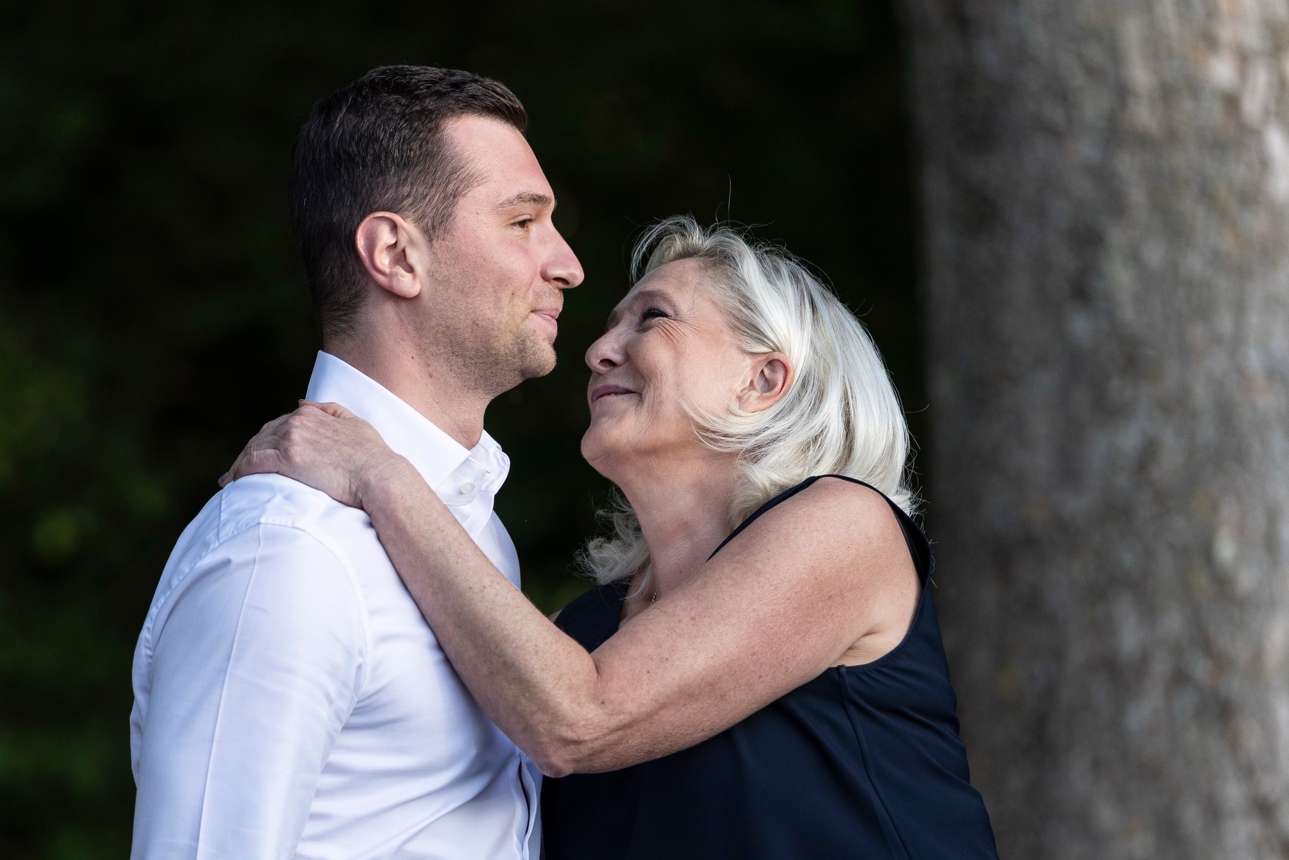 Le Pen ile Bardella arasındaki ideolojik farklılıklar aşırı sağcıları tehdit ediyor