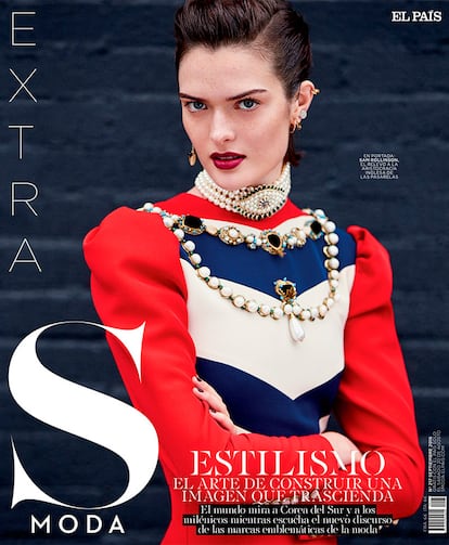 La modelo Sam Rollinson luciendo la combinación de colores con vestido de Gucci en el número de septiembre de S Moda.