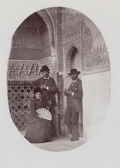 La esposa de Curman, Calla, muestra un abanico mientras posa en la Alhambra con dos hombres no identificados. Los recién casados eligieron España como destino para su luna de miel.