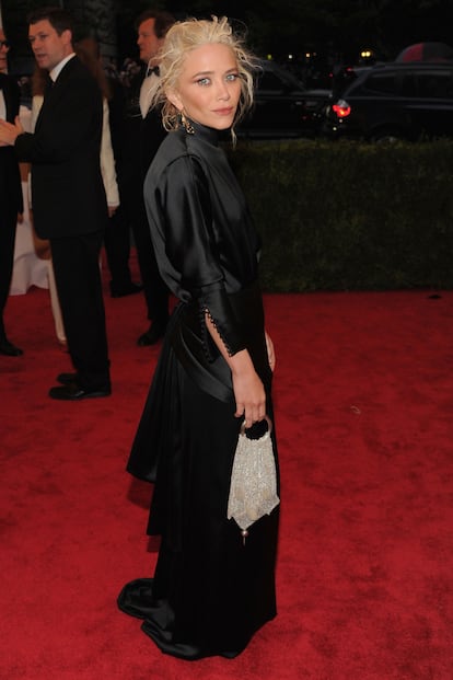 Mary Kate Olsen en vez de a un baile parece que va a un funeral.