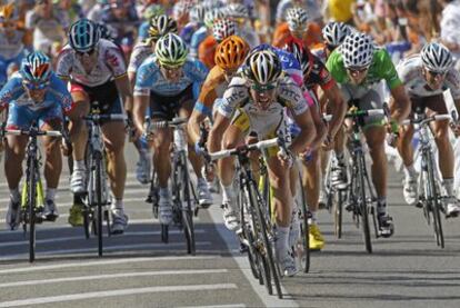 Cavendish se impone en la llegada al <i>sprint</i> de la undécima etapa del Tour que finalizaba en Bourg-lès-Valence.