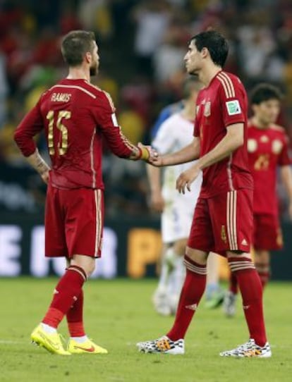Sergio Ramos y Javi Martínez se saludan tras el partido ante Chile