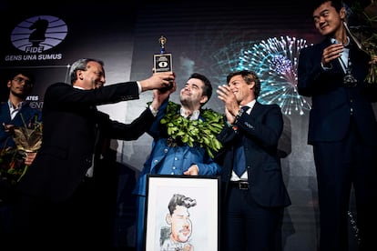 Dvorkóvich, presidente de la FIDE, y Alberto Tomé, viceconsejero de Deportes de la Comunidad de Madrid, premian a Niepómniashi en el Candidatos de Madrid ante la mirada de Ding (derecha) y Firouzja (izquierda).