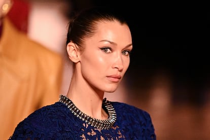 Bella Hadid durante el desfile de Saint Laurent 2025-2026.