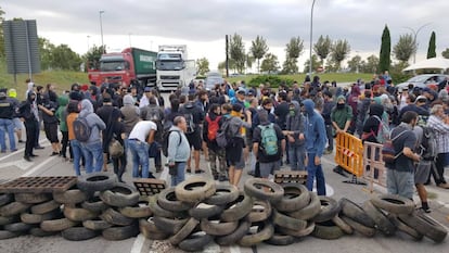 Miembros de los CDR cortan el tráfico en el CIM Vallès (Barcelona).