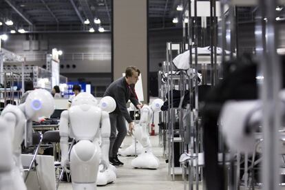 Un participante empuja al robot humanoide 'Pepper' previo a la competición WRC del World Robot Summit en Tokio (Japón).