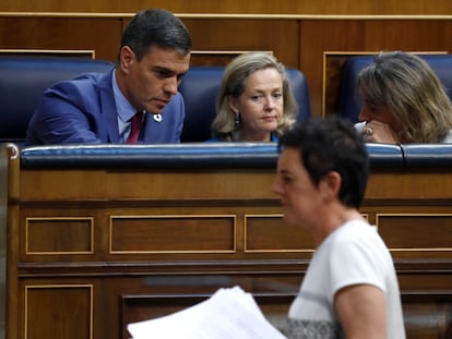 La portavoz de EH Bildu, Mertxe Aizpurua, pasa por delante del presidente del Gobierno, Pedro Sánchez, la vicepresidenta Económica, Nadia Calviño y la vicepresidenta segunda y ministra de Trabajo, Yolanda Díaz, este miércoles.