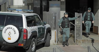 Agentes de la Guardia Civil, en enero, durante el registro de Acuamed.