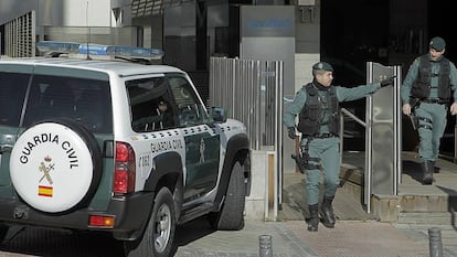 Agentes de la Guardia Civil, en enero, durante el registro de Acuamed.