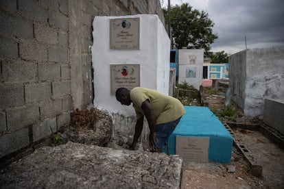 Vistas de algunas tumbas en el cementerio municipal de Haina, en donde reposan los restos de al menos diez personas que fallecieron en la tragedia de la discoteca Jet Set.
