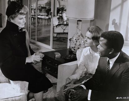 Katharine Hepburn interpela a Katharine Houghton y Sidney Poitier en 'Adivina quién viene' (1968).