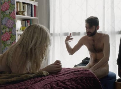 <p><strong>La serie.</strong> 'Easy', de Netflix, profundiza en las relaciones de pareja en clave de comedia.</p> <p><strong>La escena.</strong> El cliente de una prostituta duda en si acostarse o no con ella porque no quiere ser infiel a su novia. Mientras se lo piensa, hace exhibición del desnudo más viral de la temporada. En la segunda temporada, capítulo tres. </p> <p><strong>El resultado.</strong> Imprevisible dilema. Más insólito imposible: un tipo preguntándose por el pecado ante la tentación más carnal. “Físicamente quiero continuar, emocionalmente no es la mejor idea”, se tortura.</p>