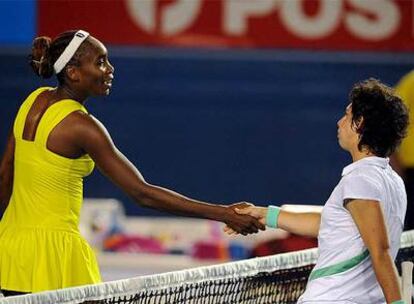 Venus Williams y Carla Suárez se dan la mano al término del encuentro.