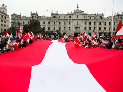 Manifestantes sacan la bandera nacional en contra del presidente Pedro Castillo en Lima, Perú, el pasado domingo.