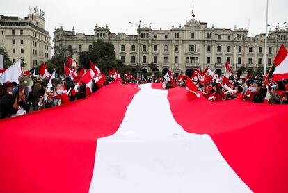 Manifestantes sacan la bandera nacional en contra del presidente Pedro Castillo en Lima, Perú