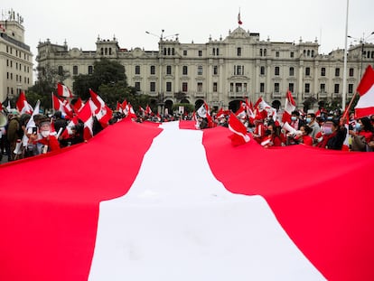 Manifestantes sacan la bandera nacional en contra del presidente Pedro Castillo en Lima, Perú