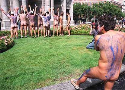 El grupo de nudistas que se manifestó frente a la Puerta de Alcalá. ESCENA