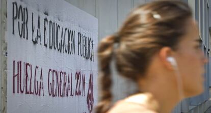 Un cartel anuncia en Sevilla la huelga, el pasado mayo, por los recortes en educacion.