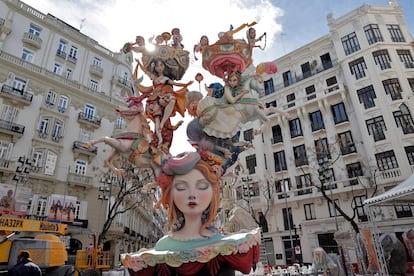 Figura central de la Falla de Almirante Cadarso de València. EFE/Manuel Bruque
