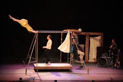 Imagen de uno de los ejercicios de la compaía de circo española-italiana EIA.