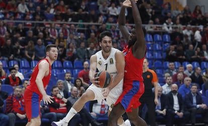 Campazzo busca el pase ante Hunter
