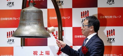 Ken Miyauchi, consejero delegado de Softbank Corporation, hace el tradicional toque de campana durante el estreno de Softbank