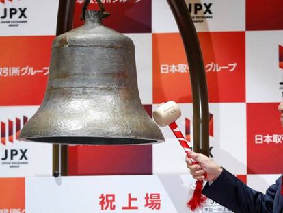 Ken Miyauchi, consejero delegado de Softbank Corporation, hace el tradicional toque de campana durante el estreno de Softbank