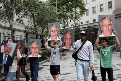 Los manifestantes sostienen carteles en alto protestando contra Jeffrey Epstein, mientras espera ser procesado en Nueva York por cargos de tráfico sexual de menores y tráfico sexual de menores, en julio de 2019.