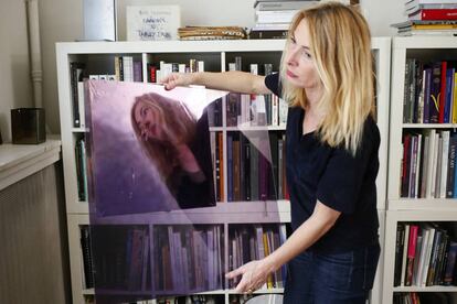 La artista Odile Soudant, en en su estudio de París.