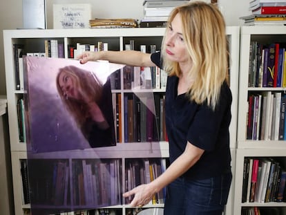 A artista Odile Soudant, em em seu estudo de Paris.