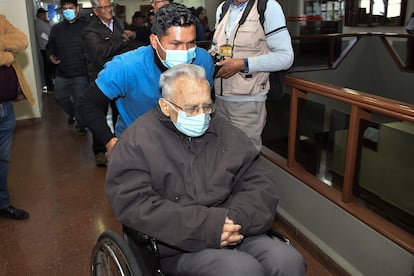 El exprovincial jesuita Ramón Alaix sale este miércoles de los juzgados de Cochabamba tras declarar, junto con el ex alto cargo de la Compañía Ramón Alix, por encubrir un caso de pederastia.