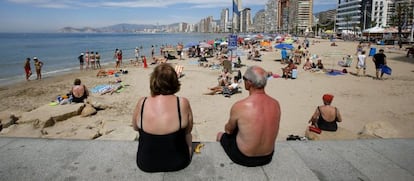 Turistas en la playa de Benidorm (Alicante)