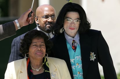 Michael Jackson con su madre, Katherine Jackson, después de su juicio por abuso de menores el 21 de abril de 2005 en Santa María, California.
