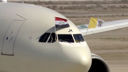 Llegada del avión del Papa al aeropuerto de Bagdad. Francisco ha aterrizado este viernes al mediodía en la capital de Irak, donde comenzará un viaje de tres días por el país. Una expedición arriesgada por la crisis sanitaria y de seguridad que atraviesa el país, pero de enorme transcendencia política y espiritual.