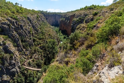 La ruta de los Pantaneros (en la imagen) es el camino de poco más de cinco kilómetros, por las Hoces del Río Turia, que recorrían los obreros desde Chulilla (provincia de Valencia) hasta el embalse de Loriguilla, en cuya construcción trabajaron durante la década de 1950. El sendero bordea la parte superior de cortados de más de 80 metros de altura y cruza las hoces a través de dos puentes colgantes. Bosque de ribera, matorral mediterráneo, dos enclaves característicos –Los Calderones y el Charco Azul– y mucha precaución si se transita con niños o con personas que sufran vértigo. Más información: <a href="http://www.chulilla.es/es/turismo/page/ruta-pantaneros" target="_blank">chulilla.es</a>