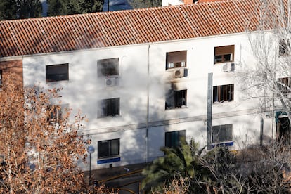 Humo proveniente de la planta del centro de acogida de hortaleza afectada por el incendio.