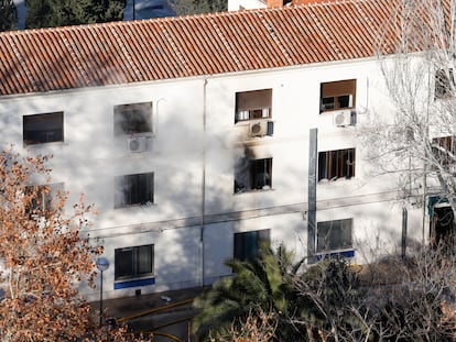 Humo proveniente de la planta del centro de acogida de hortaleza afectada por el incendio.