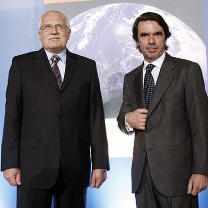El presidente checo, Václav Klaus, con José María Aznar, en la fundación FAES.