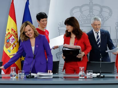 Las ministras de Educación, Pilar Alegría; Inclusión, Seguridad Social y Migraciones, Elma Saiz e Igualdad, Ana Redondo, y el titular de Interior, Fernando Grande-Marlaska, en rueda de prensa tras el Consejo de Ministros de este viernes.