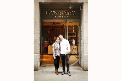 Jordi Roca y Alejandra Rivas posan frente a la entrada de su Gelatería Rocambolesc, una heladería situada en la calle Serrano de Madrid.