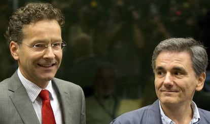 Jeroen Dijsselbloem (à esq.) com Euclid Tsakalotos nesta terça.