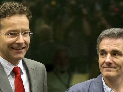 Jeroen Dijsselbloem (à esq.) com Euclid Tsakalotos nesta terça.