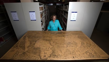 Carmen García posa con un facsímil del mapa de Waldseemüller. 